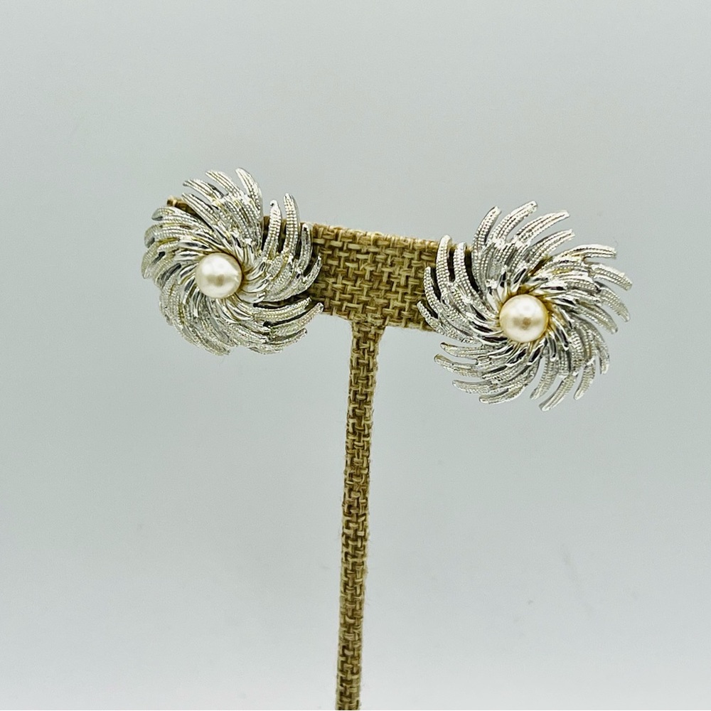 Vintage SARAH COVENTRY clip on silver tone flower faux pearl earrings - Picture 2 of 6